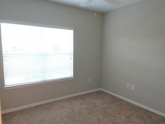 Building Photo - Impressive Annual Unfurnished Condo with C...