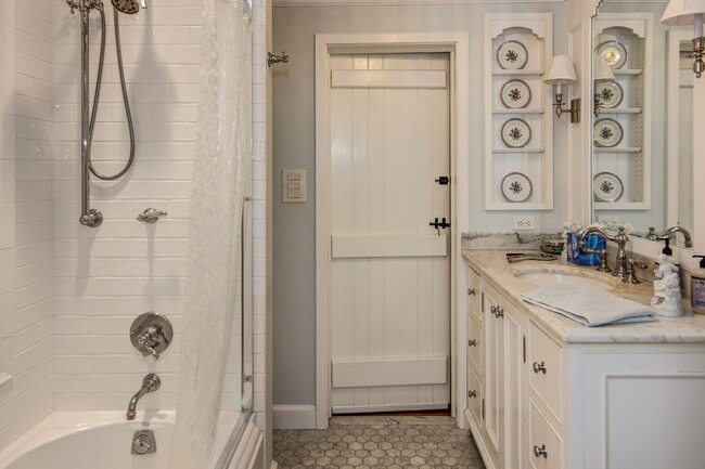 Building Photo - 148 Heritage Rd