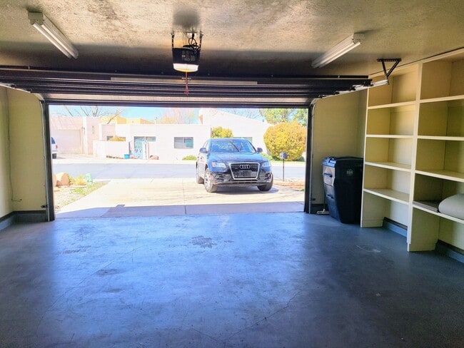 Building Photo - BEAUTIFUL HOME IN A PRIME LOCATION | Showings Coming soon!
