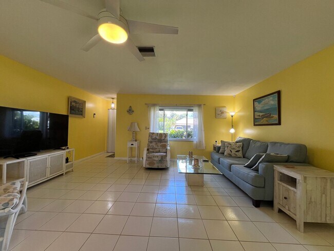 Building Photo - $3,300/month ** Short Term / Seasonal - Furnished ** 2 Bed / 1.5 Bath - Lakefront ** Single Famil...