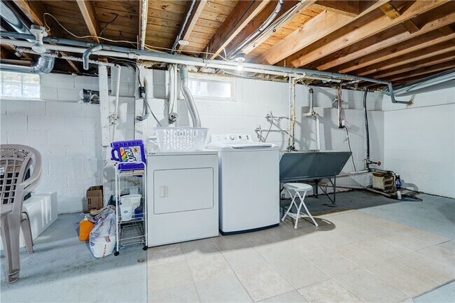 Building Photo - 889 Long Pond Rd