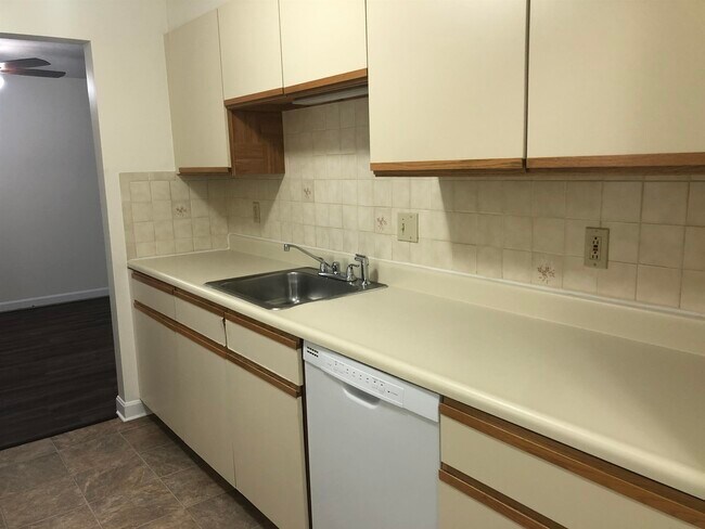 Building Photo - 383 Huse Rd