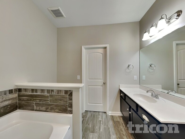 Building Photo - 1050 Paddock Park Cir