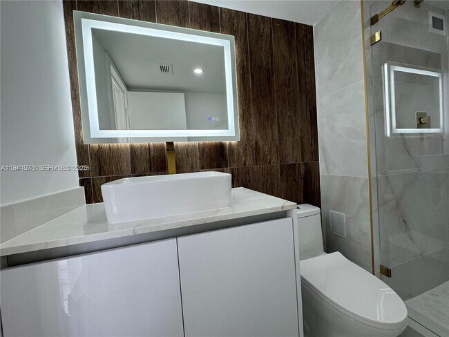 Building Photo - 18031 Biscayne Blvd