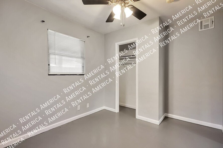 Building Photo - 121 W Birdman Dr