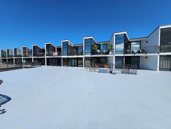 Building Photo - Beautiful Fully Furnished Marker 33 Condo ...