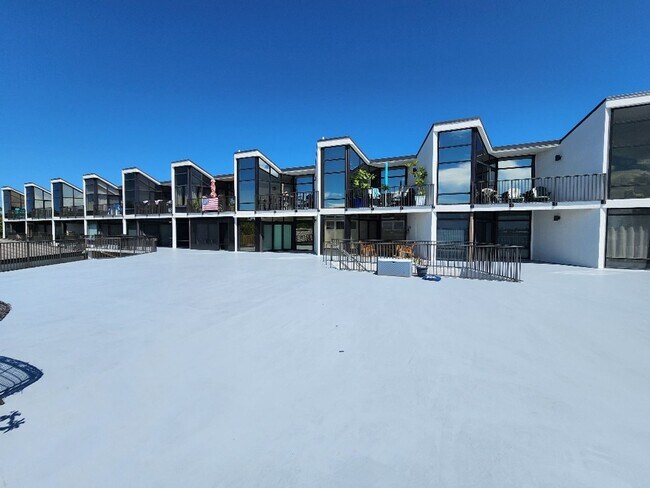 Building Photo - Beautiful Fully Furnished Marker 33 Condo on the water