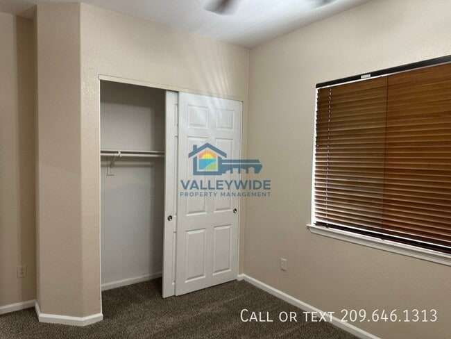 Building Photo - 2555 Crestmore Cir