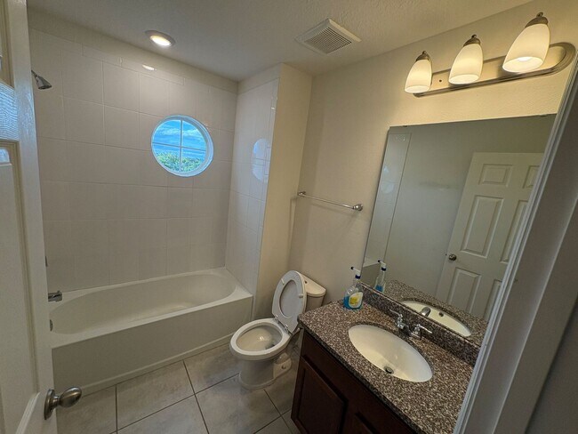 Building Photo - 5 bedroom 3.5 Bath House on Oakland Trails, Easy Turnpike Access No Rear Neighbors