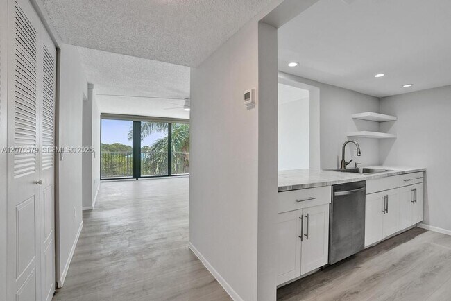 Building Photo - 1101 River Reach Dr