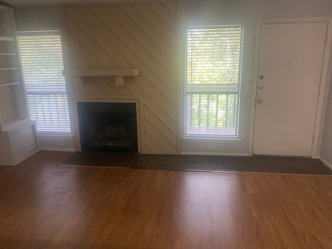 Building Photo - LAW SCHOOL SPECIAL - 1BD PLUS STUDY / 2BD/1BA