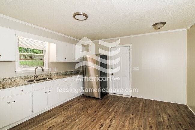 Building Photo - 3900 Oakmont Dr
