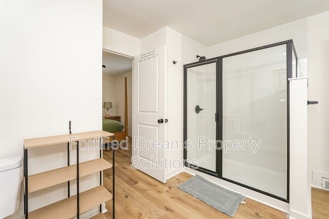 Building Photo - 2422 Queen St