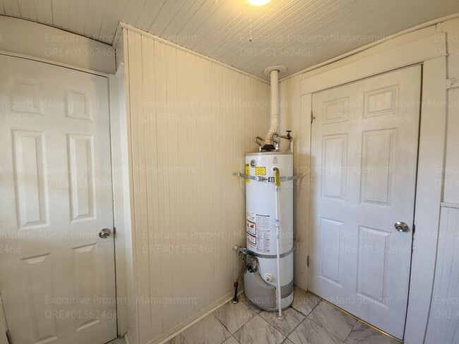 Building Photo - Move in ready. 3 bedrooms/ 1.5 bath, yard,...