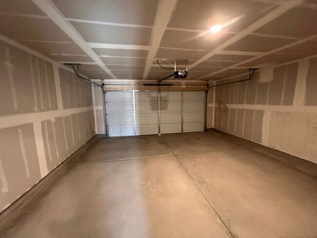 Building Photo - 3br 2Ba 2-Story Home with fenced yard and garage Near Golf Course, Rotary Park