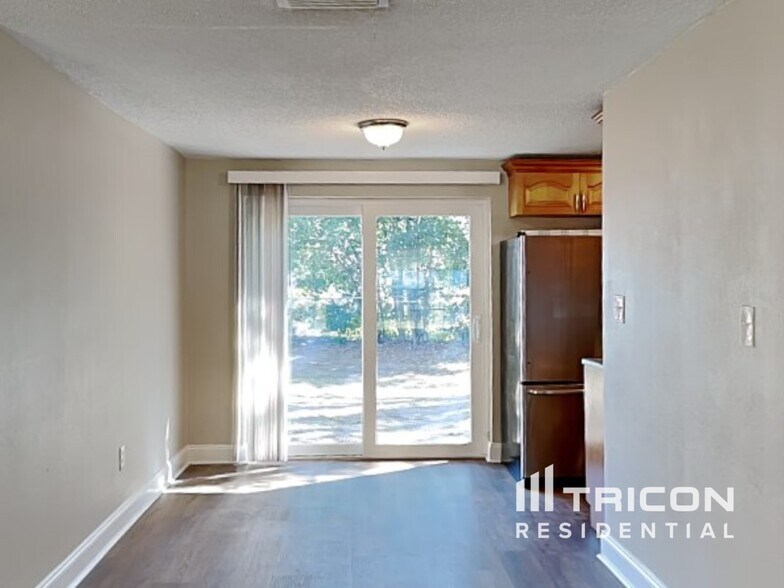 Building Photo - 1017 Jadewood Ave