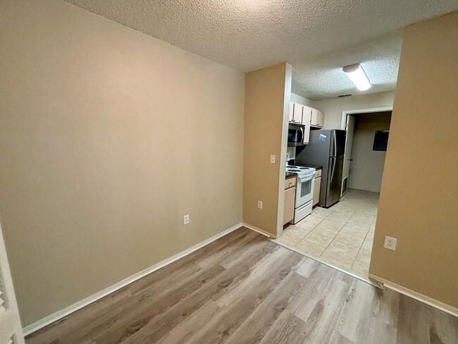 Building Photo - Windsor Park #523 - Pet Friendly!