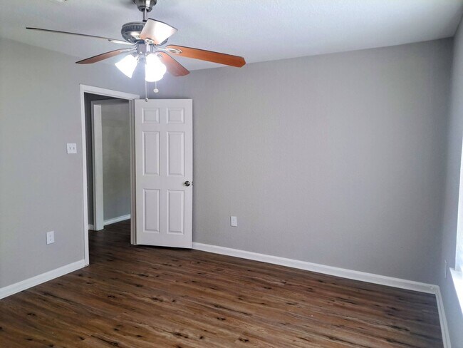 Building Photo - 4 bedroom, 2 bath home, Handicap accessible
