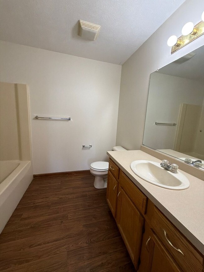 Building Photo - 209 Stonewall Ct