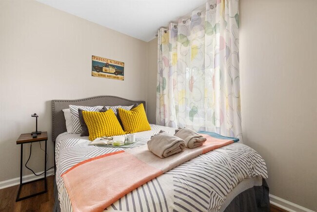 Building Photo - 500 Oak Ave