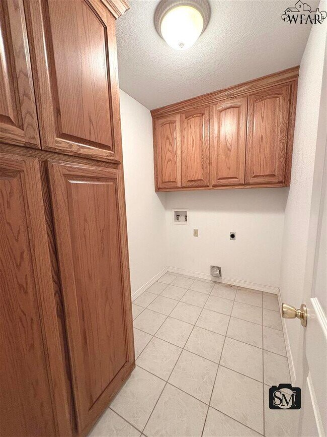 Building Photo - 1431 Cherokee Cir