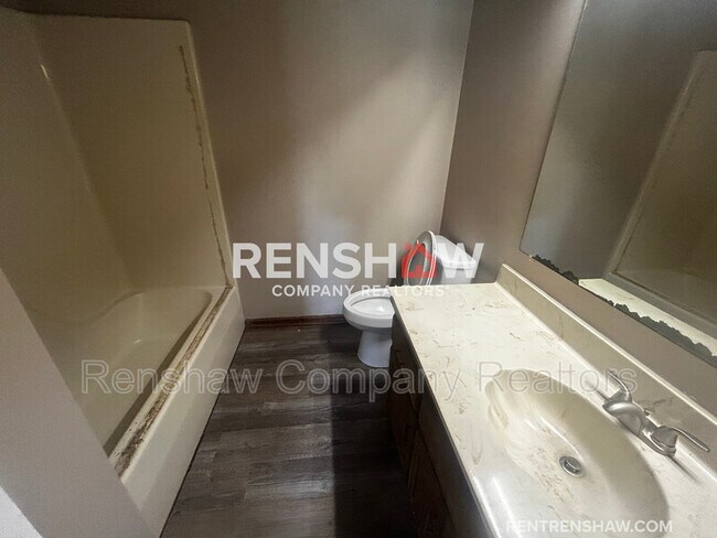 Building Photo - 10 Dawn Pl