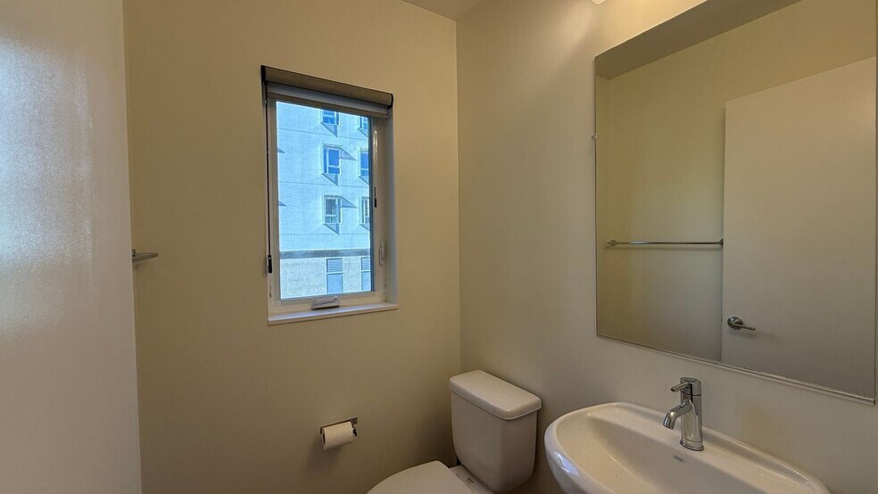 Building Photo - 488 Garden St