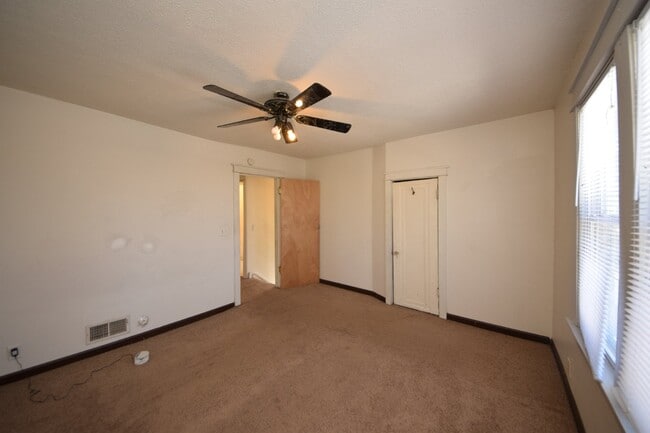 Building Photo - Spacious 2 bedroom, 1 bath home in highly ...