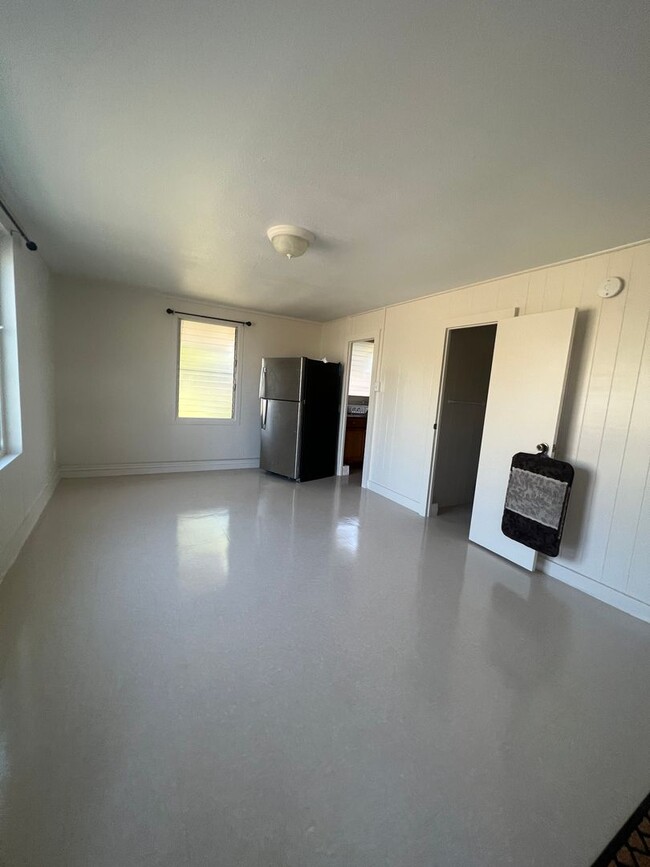 Building Photo - Cozy 1 bedroom “bachelor” in Kaimuki w/par...