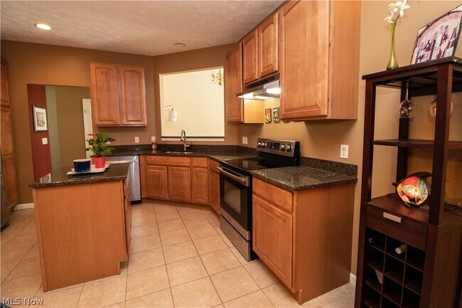 Building Photo - 4977 Lake View Dr