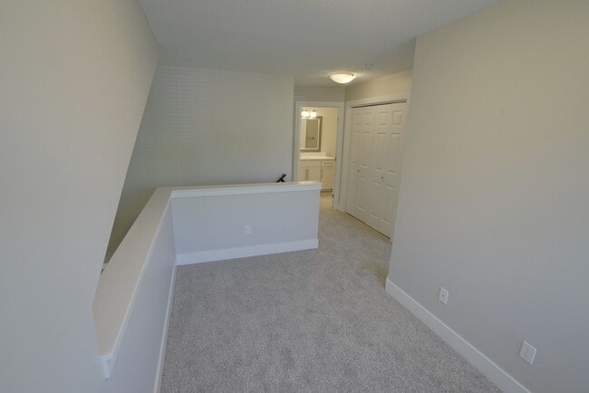 Building Photo - BEAUTIFUL End Townhome with Green Space!