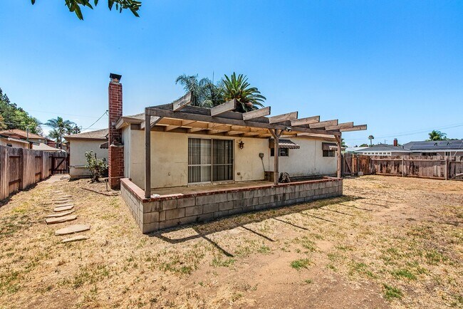 Building Photo - Charming 3-Bedroom Home on Corner Lot in E...