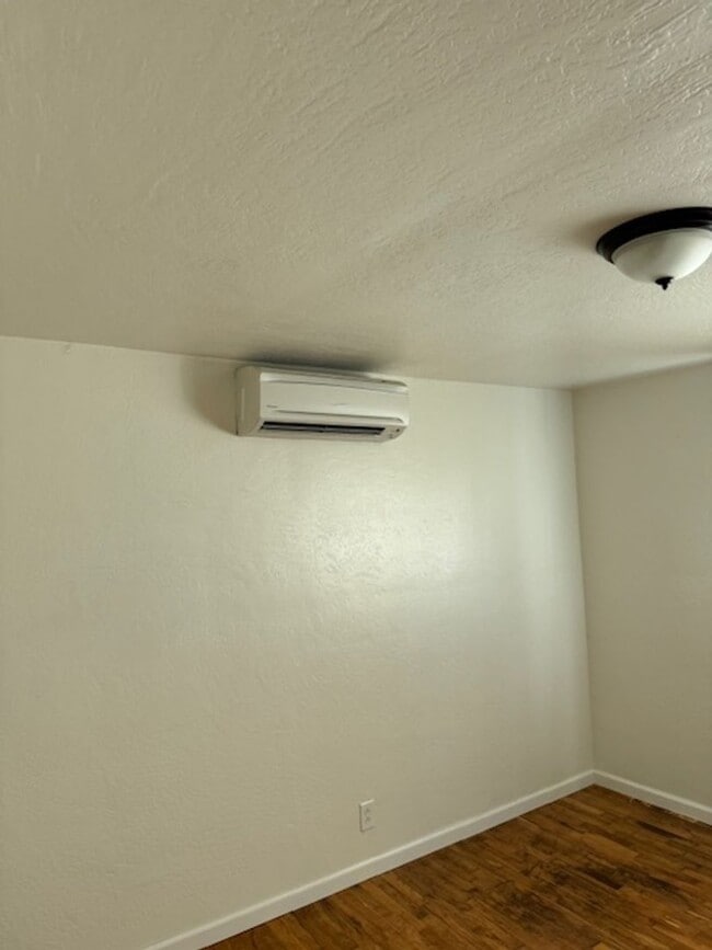 Building Photo - SINGLE LEVEL HOME WITH SPACIOUS FENCED IN YARD