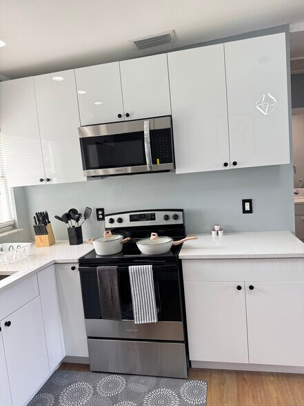 Building Photo - 414 N 60th Way