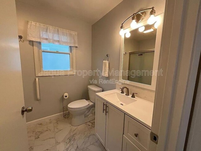 Building Photo - 239 Lovell St