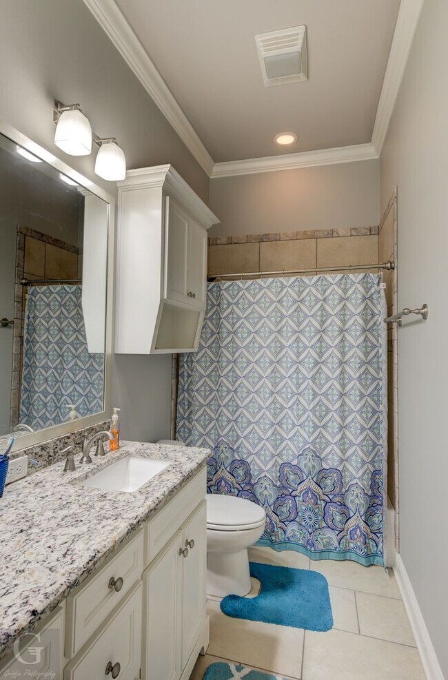 Building Photo - Beautiful 3 Bedroom in Twelve Oaks - Less ...