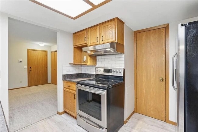 Building Photo - Spacious 2 Bedroom Townhome in Maple Grove!