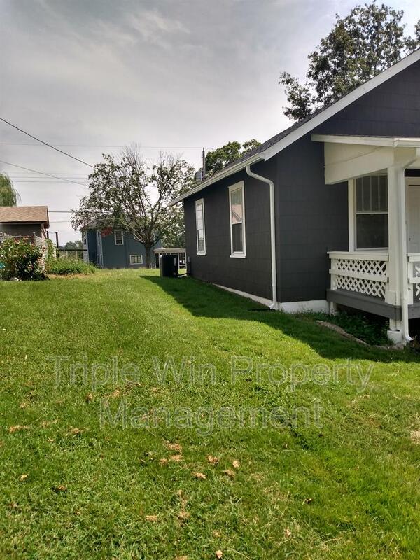Building Photo - 830 Warne St