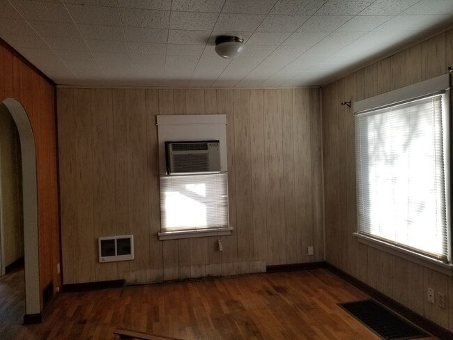 Building Photo - Large 3 br near YVCC