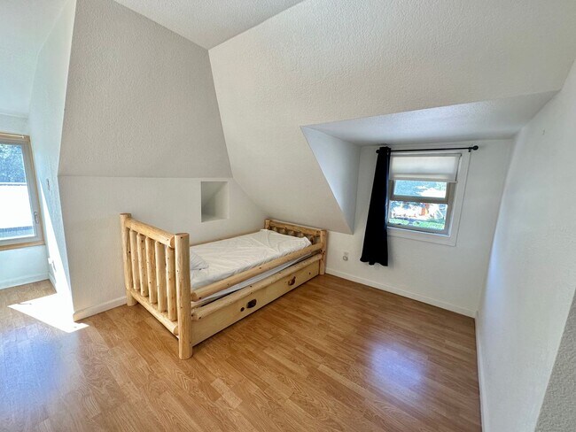 Building Photo - Remodeled Downtown Ellensburg Home