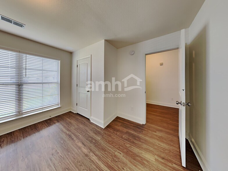 Building Photo - 2961 S Hartland Dr
