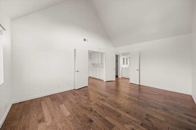 Building Photo - Large Renovated 3bed x 2.5bath Townhouse with Private Patio & 2-Car Garage