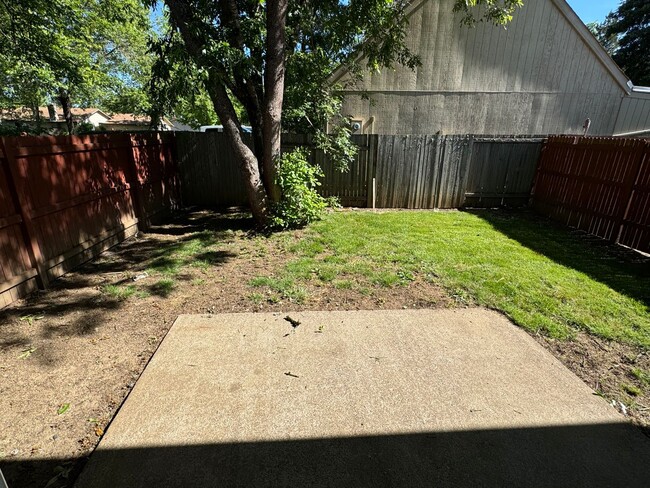 Building Photo - 2 Bedroom Duplex in Southwest Eugene