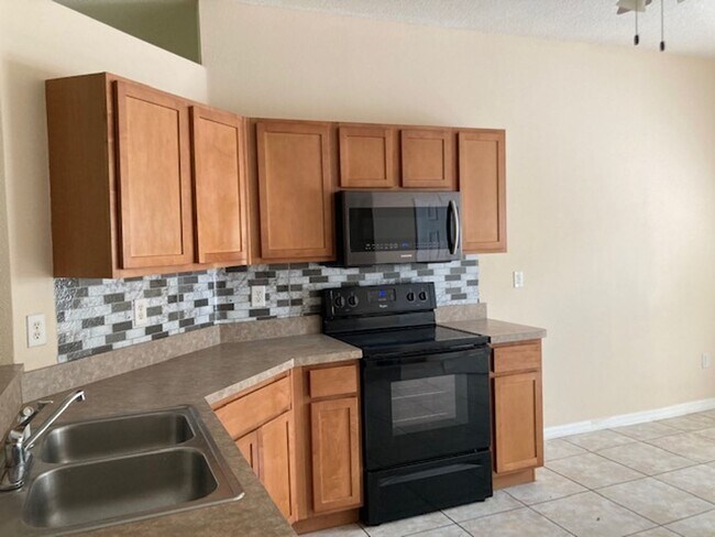 Building Photo - Spacious 4/2/2 Home with Screened-In Porch...