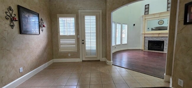 Building Photo - 1001 Llano Trce