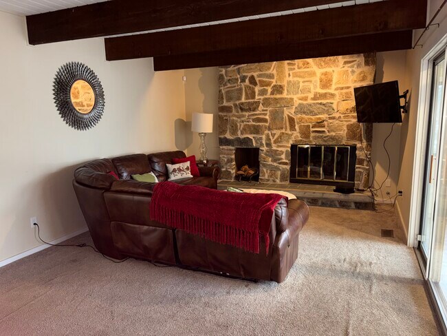 Building Photo - Kerry Lake