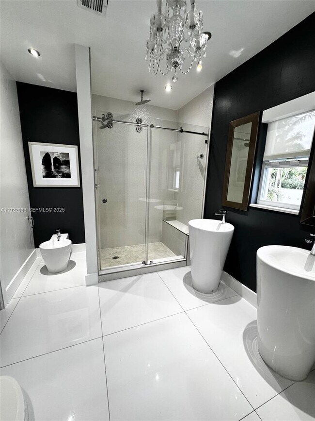 Building Photo - 3470 Sheridan Ave