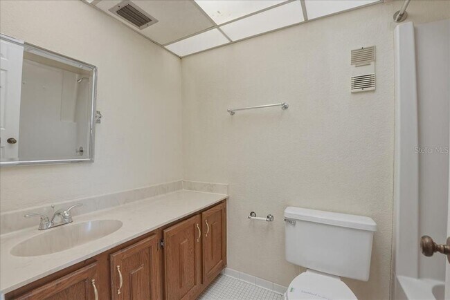 Building Photo - 1404 Oak Pl