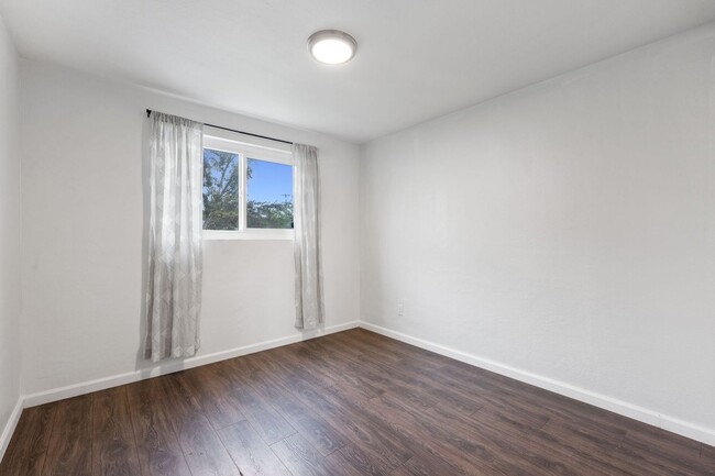 Building Photo - MOVE IN SPECIAL: 1/2-Off First Month's Ren...