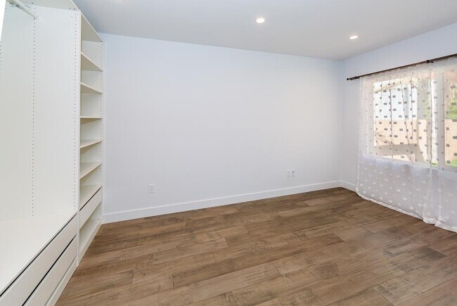 Building Photo - 6850 Encino Ave